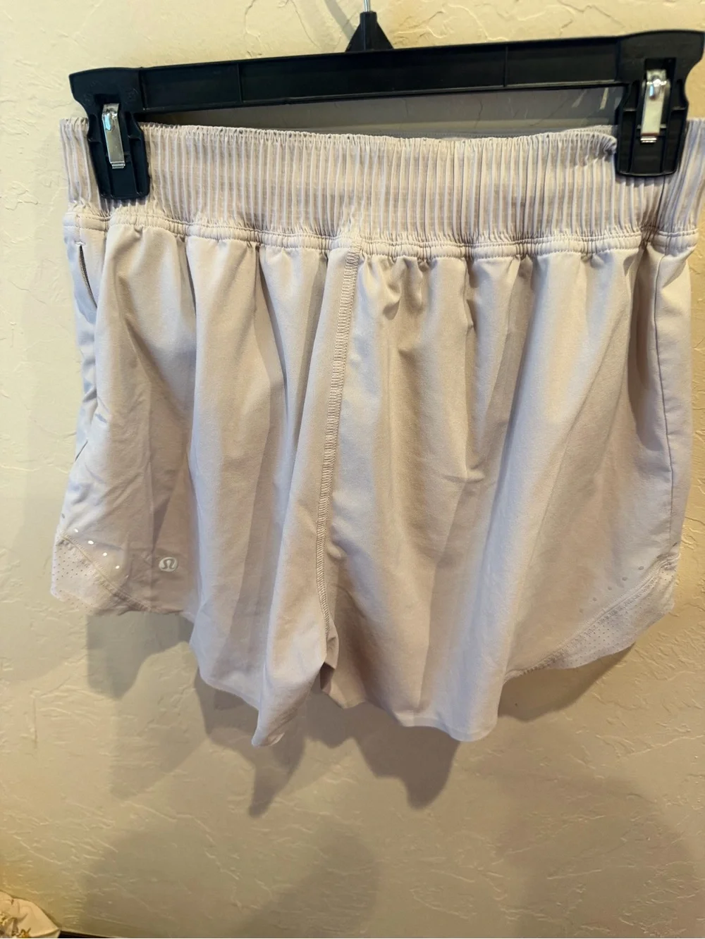 Lululemon Hotty Hot athletic shorts women’s size 6 light pink/grey - Picture 3 of 6